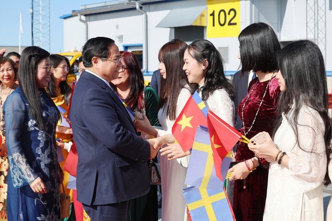 Embassy staff and members of the Vietnamese community in Sweden bid farewell to Prime Minister Pham Minh Chinh and his spouse at Arlanda International Airport in Stockholm. (Photo: VNA see-off.jpg