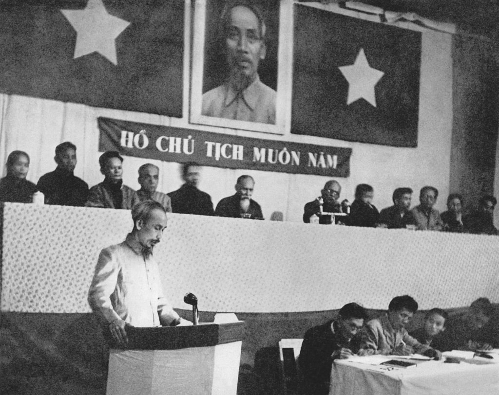 Chủ tịch Hồ Chí Minh đọc báo cáo tại Kỳ họp thứ Ba, Quốc hội khóa I nước Việt Nam Dân chủ Cộng hòa, thông qua Luật Cải cách ruộng đất (tháng 12/1953) Ảnh: Tư liệu