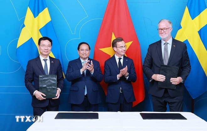 Prime Minister Pham Minh Chinh and Swedish Prime Minister Ulf Kristersson witness the signing of a Strategic Partnership Agreement on cooperation in science, technology, innovation and digital transformation between the Vietnamese Ministry of Science and Technology and the Ministry of Foreign Affairs of Sweden. (Photo: VNA) pham-minh-chinh-5.jpg