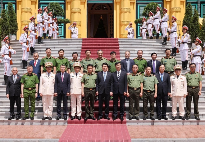 State President Luong Cuong poses for a photo with public security officers (Photo: VNA) rank-promotion-2.jpg