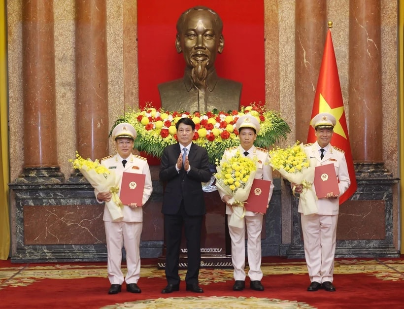 State President Luong Cuong (second from left) presents promotion decisions to Deputy Ministers of Public Security Le Tan Toi, Le Van Tuyen, and Nguyen Van Long (Photo: VNA)