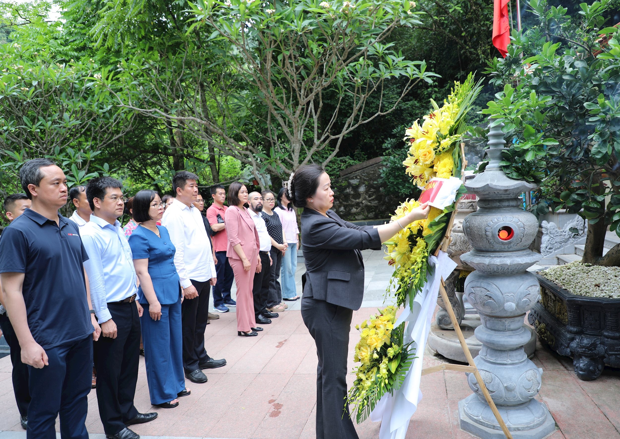 Tổng Biên tập Báo Đại biểu Nhân dân Phạm Thị Thanh Huyền cùng Đoàn dâng hương tại Đền tưởng niệm các Anh hùng liệt sĩ Đường 20 Quyết Thắng