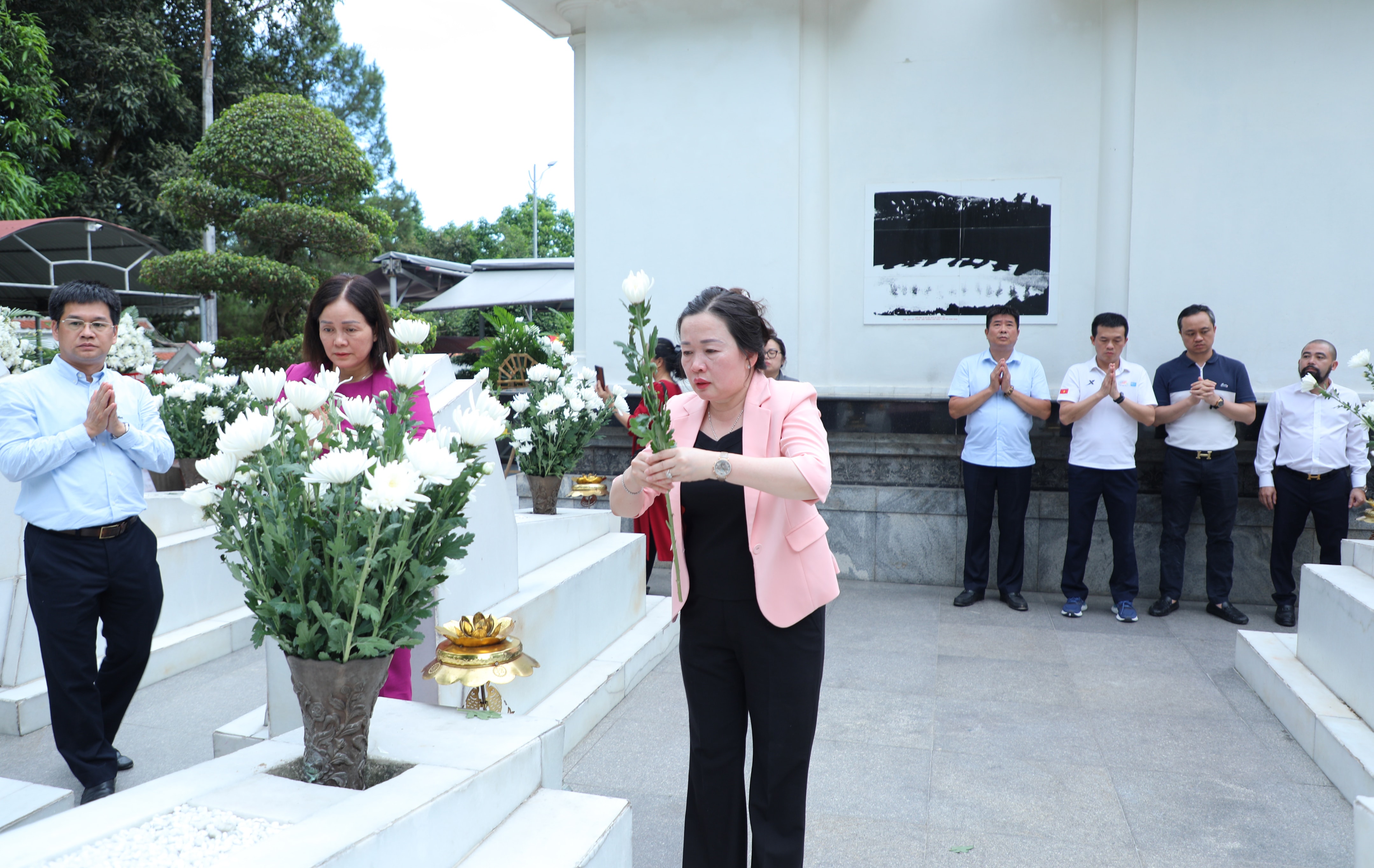 Tổng Biên tập Báo Đại biểu Nhân dân Phạm Thị Thanh Huyền dâng hoa tại phần mộ 10 nữ liệt sĩ thanh niên xung phong tại Ngã ba Đồng Lộc