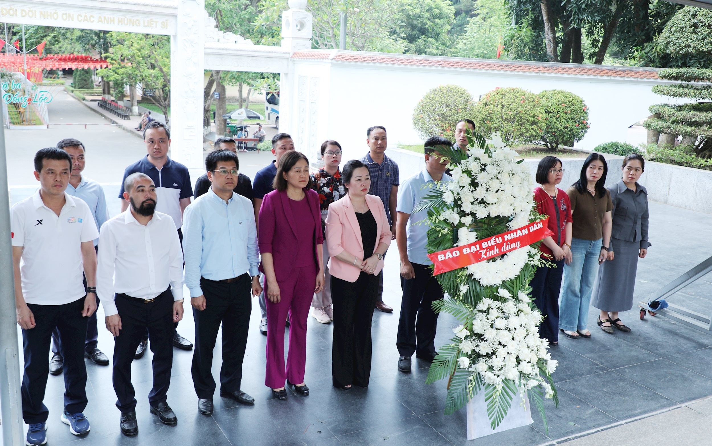 Tổng Biên tập Báo Đại biểu Nhân dân Phạm Thị Thanh Huyền dâng hương, dâng hoa tưởng niệm sự hy sinh anh dũng của các anh hùng liệt sĩ tại Khu Di tích lịch sử Quốc gia đặc biệt Ngã ba Đồng Lộc