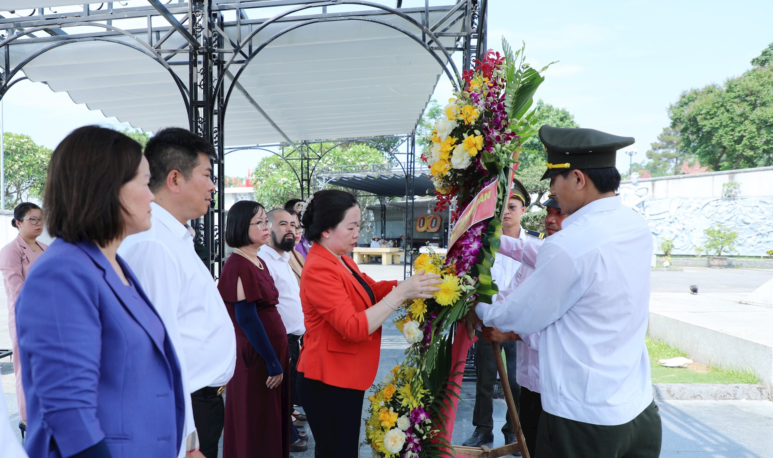 Tổng Biên tập Báo Đại biểu Nhân dân Phạm Thị Thanh Huyền và Đoàn dâng hoa, tri ân các Anh hùng Liệt sĩ tại Nghĩa trang Liệt sĩ Quốc gia Đường 9