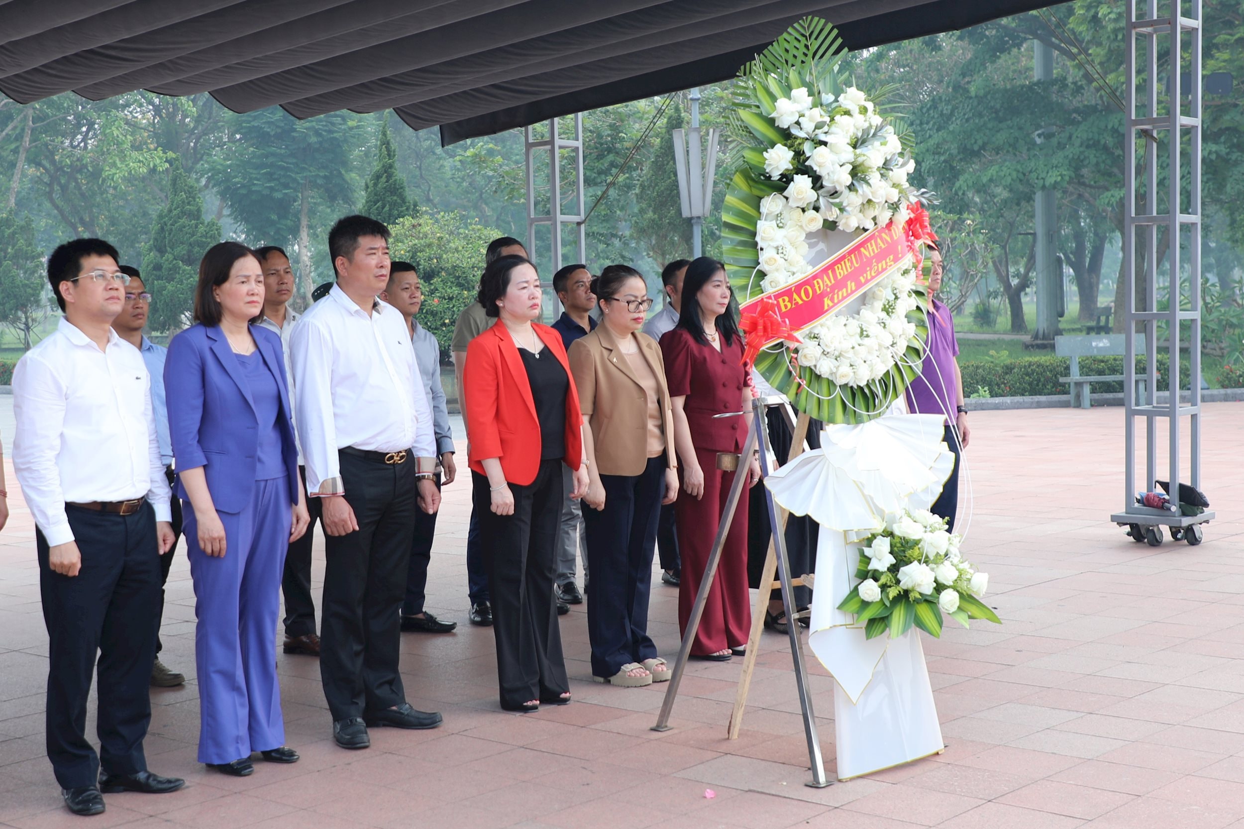 Tổng Biên tập Báo Đại biểu Nhân dân Phạm Thị Thanh Huyền và Đoàn dâng hương, dâng hoa, tri ân các Anh hùng Liệt sĩ tại Thành cổ Quảng Trị 