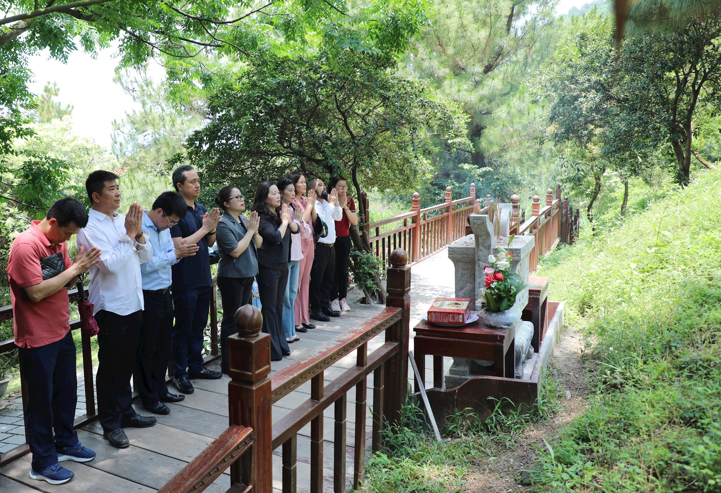 Tổng Biên tập Báo Đại biểu Nhân dân Phạm Thị Thanh Huyền và Đoàn dâng hương tại mộ Đại tướng Võ Nguyên Giáp
