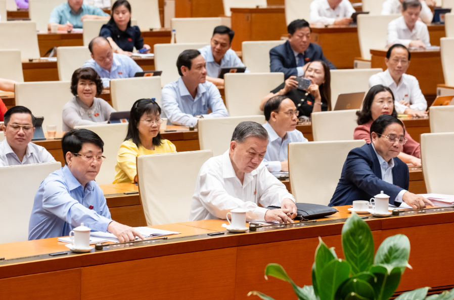 All 470 delegates present at the NA's 9th session vote in favour for the resolution amending key provisions of the Constitution of the Socialist Republic of Vietnam. Photo: Pham Thang