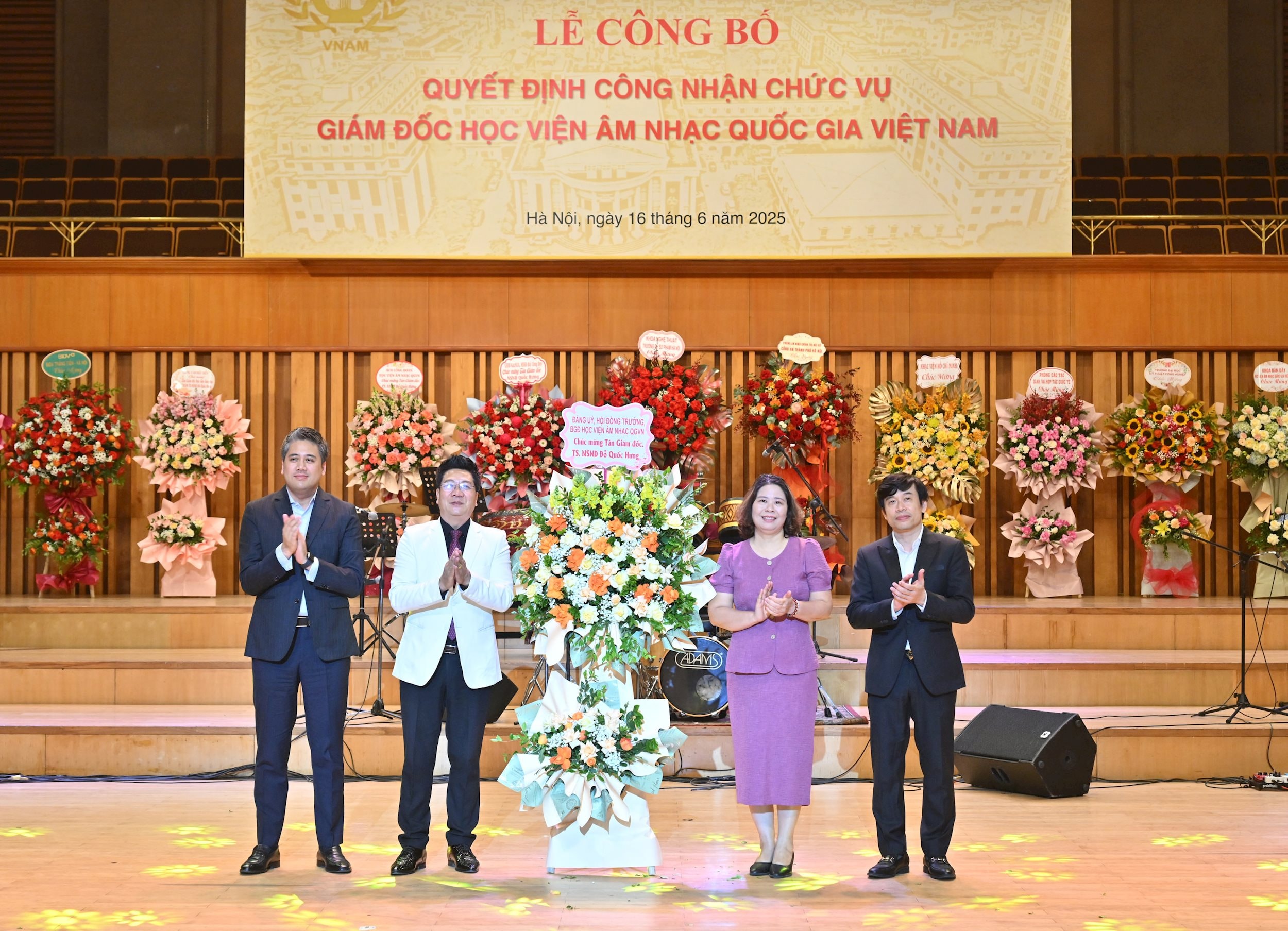 Ban lãnh đạo Học viện Âm nhạc Quốc gia Việt Nam tặng hoa chúc mừng