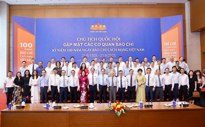 National Assembly Chairman Tran Thanh Man with leaders of press agencies on the occasion of the 100th anniversary of Vietnam’s Revolutionary Press Day (21 June 1925 – 2025). (Photo: VNA) vna-potal-chu-tich-quoc-hoi-gap-mat-lanh-dao-cac-co-quan-bao-chi-8093006.jpg