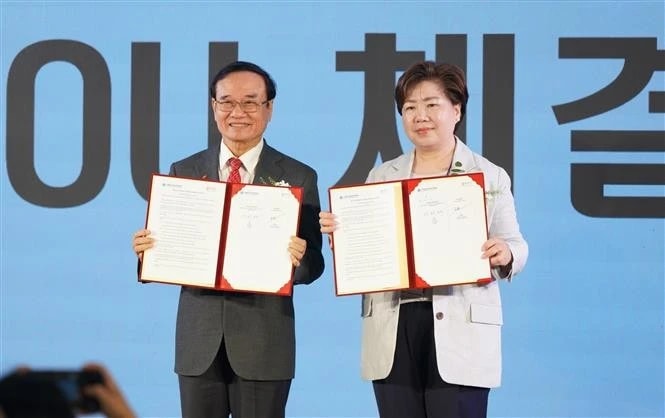 Dong A University signs a cooperation agreement with the International Korean Language and Culture Association to promote joint research, international education, academic exchange, and the co-organisation of international forums and conferences. (Photo: VNA)