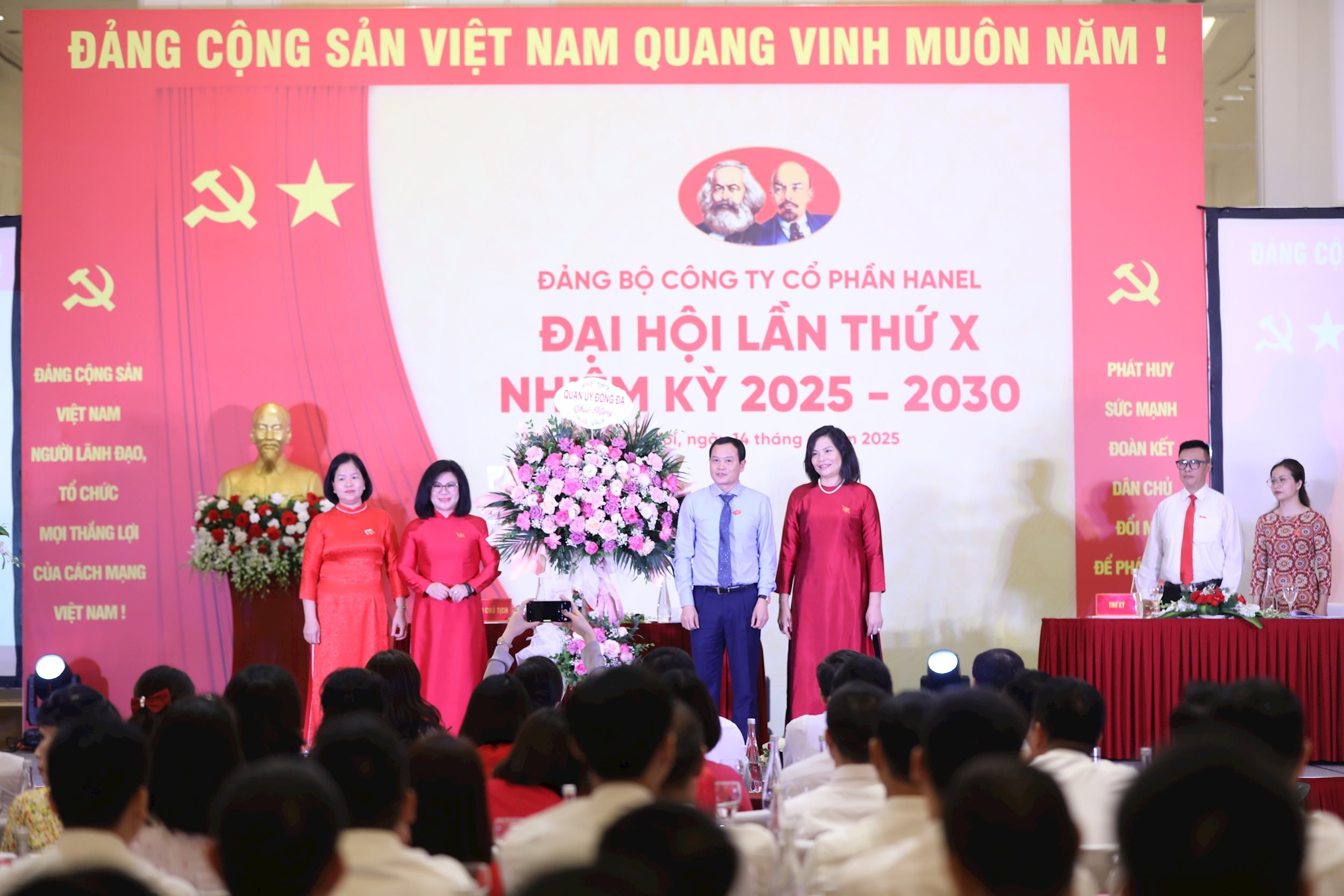 Ông Nguyễn Thanh Tùng Phó Chủ tịch UBND quận Đống Đa cùng Chủ tịch đoàn Đại hội