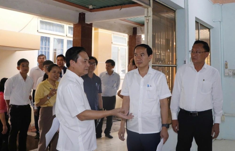 Đoàn kiểm tra điều kiện cơ sở vật chất, trụ sở làm việc của phường Tây Nam (mới)