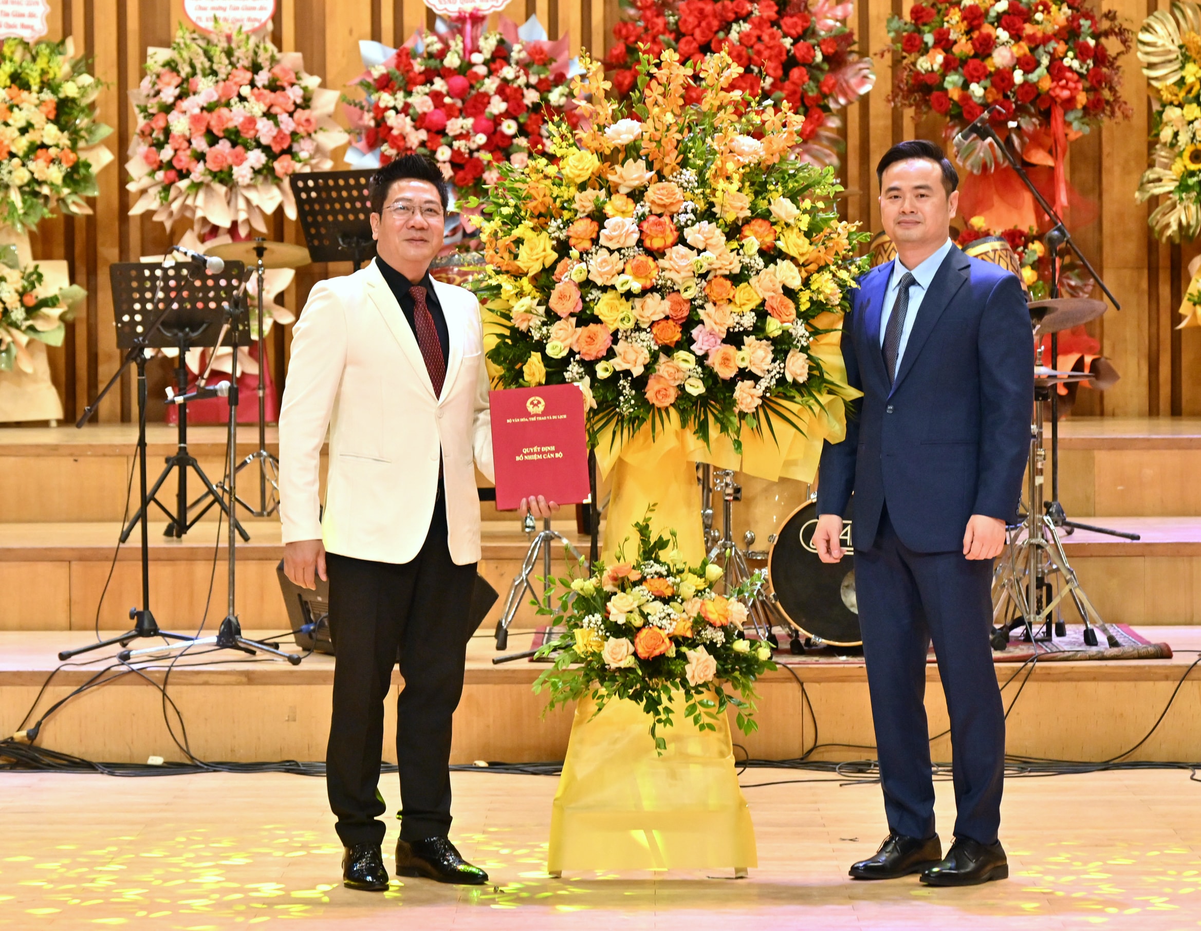 Trao Quyết định công nhận chức vụ Giám đốc Học viện Âm nhạc Quốc gia Việt Nam đối với Tiến sĩ, Nghệ sĩ Nhân dân Đỗ Quốc HưngVQK_6041