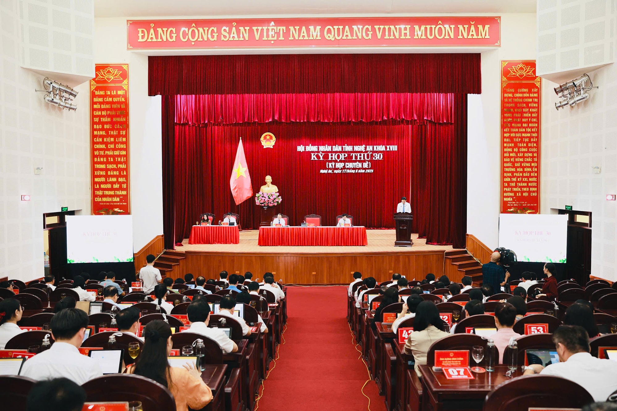 Toàn cảnh kỳ họp. Ảnh: H.Phong