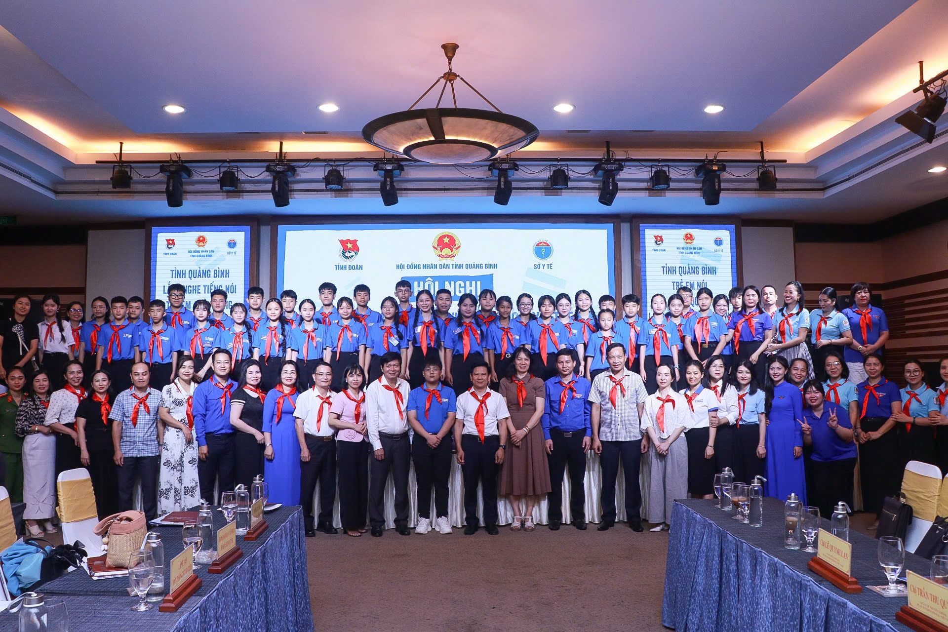 Các đại biểu tham dự Hội nghị chụp hình lưu niệm (1)
