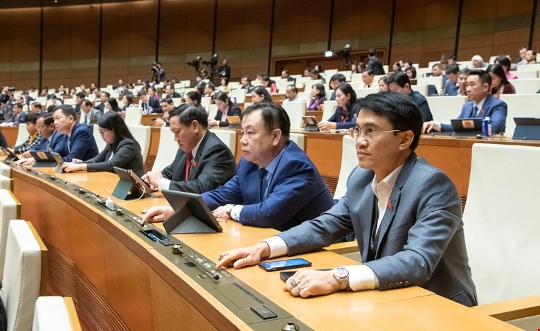 Các ĐBQH biểu quyết thông qua Luật Ban hành văn bản quy phạm pháp luật (sửa đổi) sang 19.2