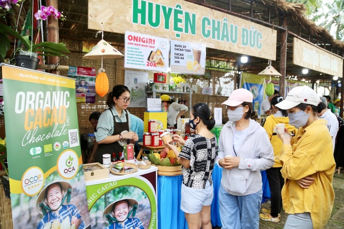 Các gian hàng trưng bày sản phẩm OCOP và làng nghề truyền thống của huyện Châu Đức, tỉnh Bà Rịa - Vũng Tàu