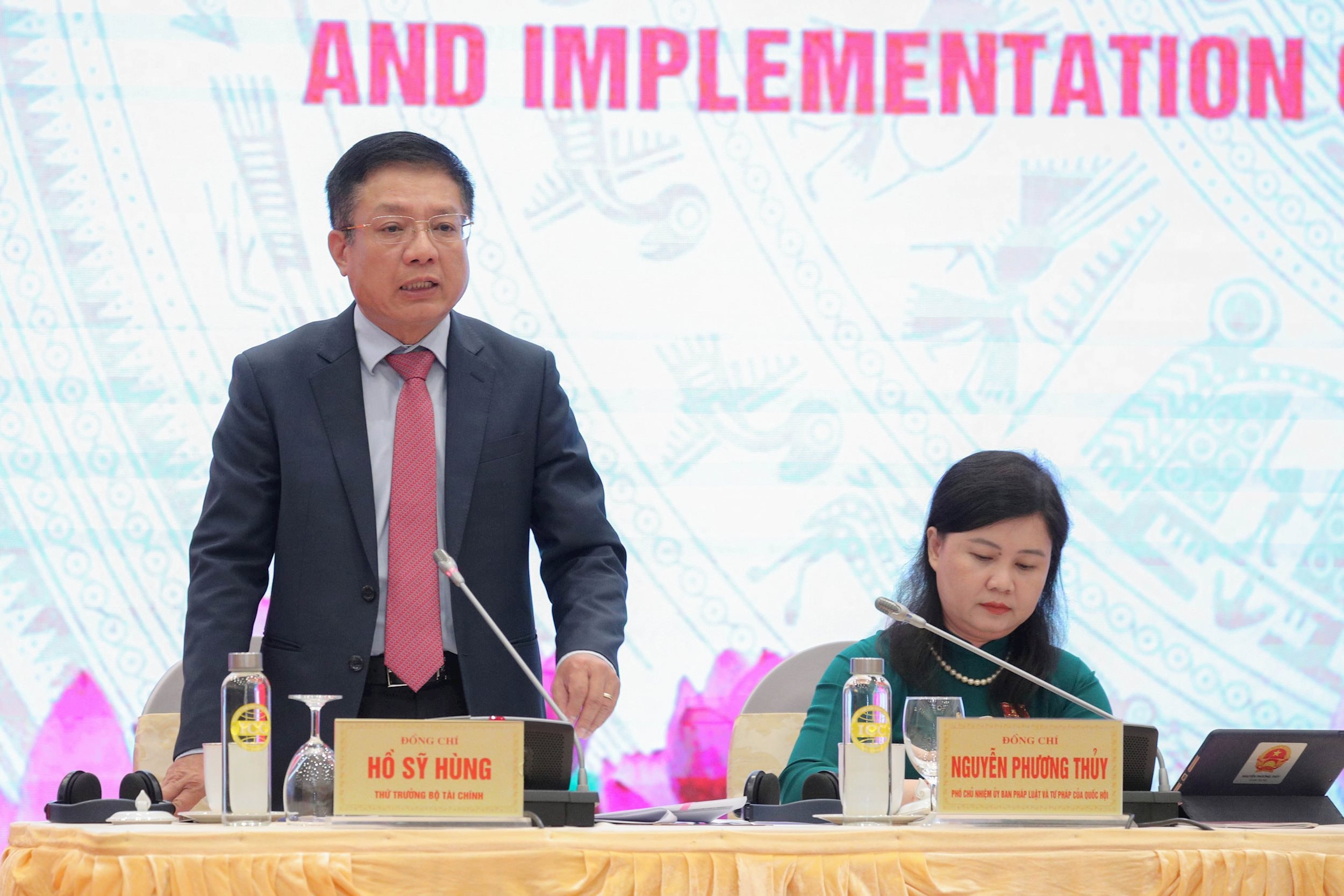 Thứ trưởng Bộ Tài chính Hồ Sỹ Hùng phát biểu buổi họp báo