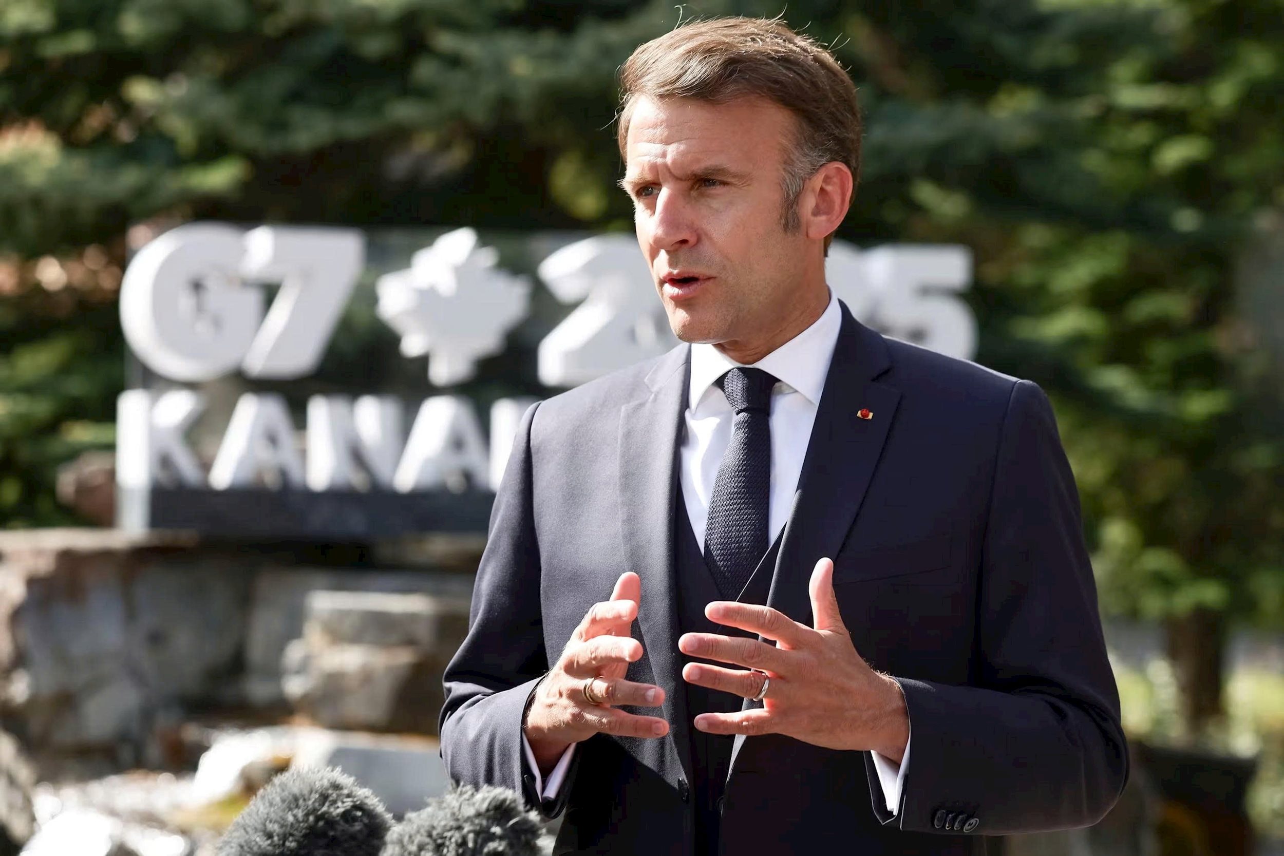 Tổng thống Pháp Macron phát biểu với phóng viên bên lề G7. Ảnh: EPA