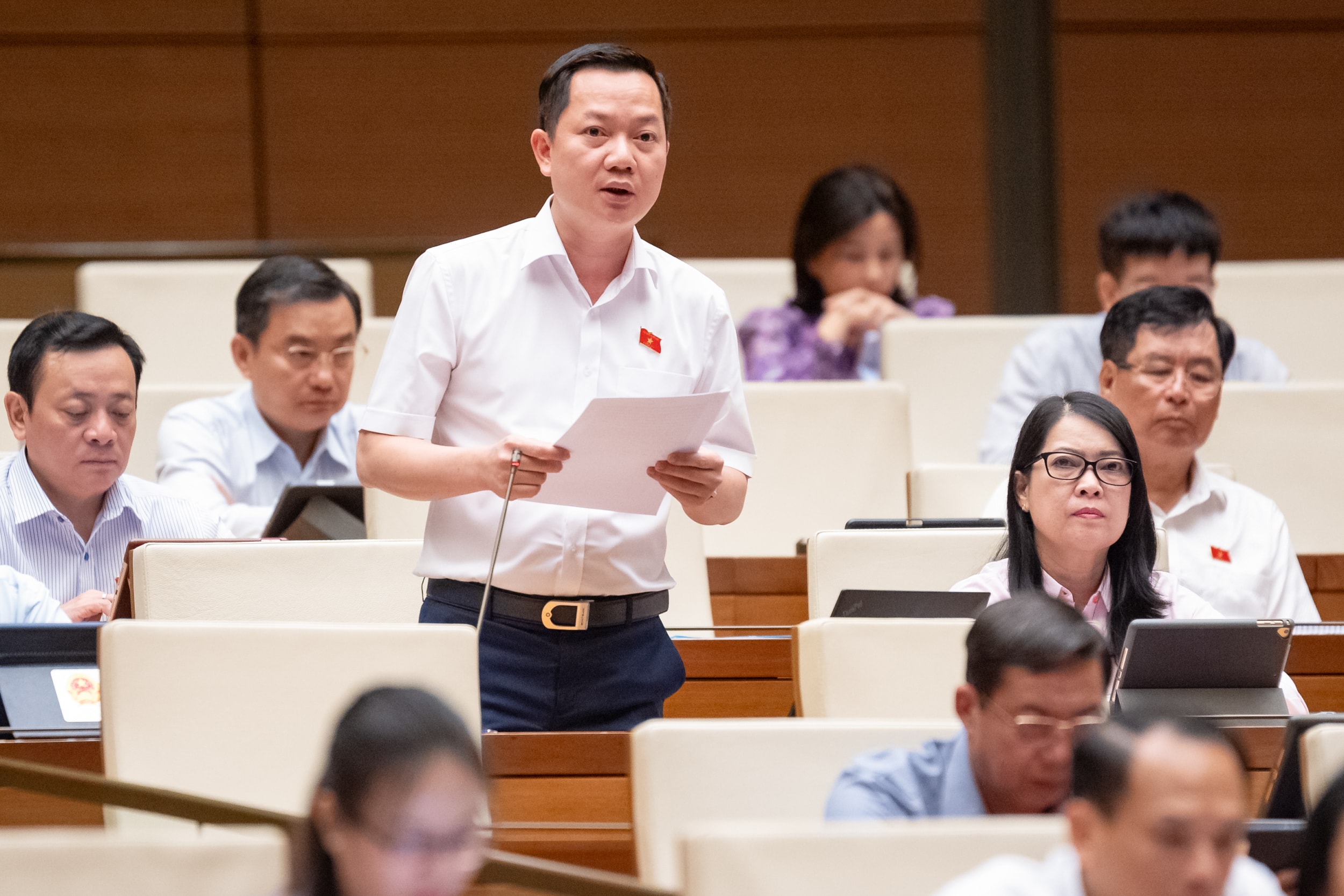 ĐBQH Trịnh Thị Tú Anh (Lâm Đồng) phát biểu. Ảnh: Lâm Hiển