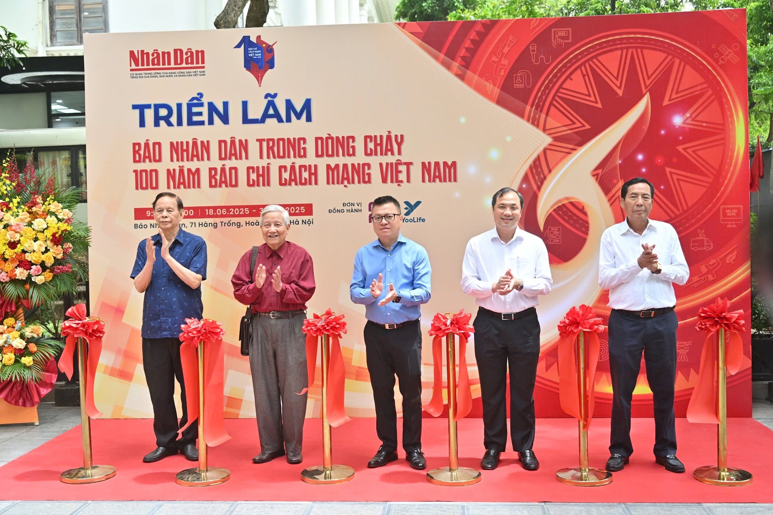 Cắt băng khai mạc triển lãm