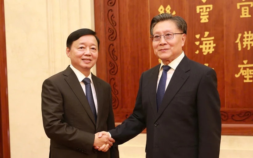 Deputy Prime Minister Tran Hong Ha (L) and Wang Dongming, Vice Chairman of the Standing Committee of the National People's Congress of China. (Photo: VNA)