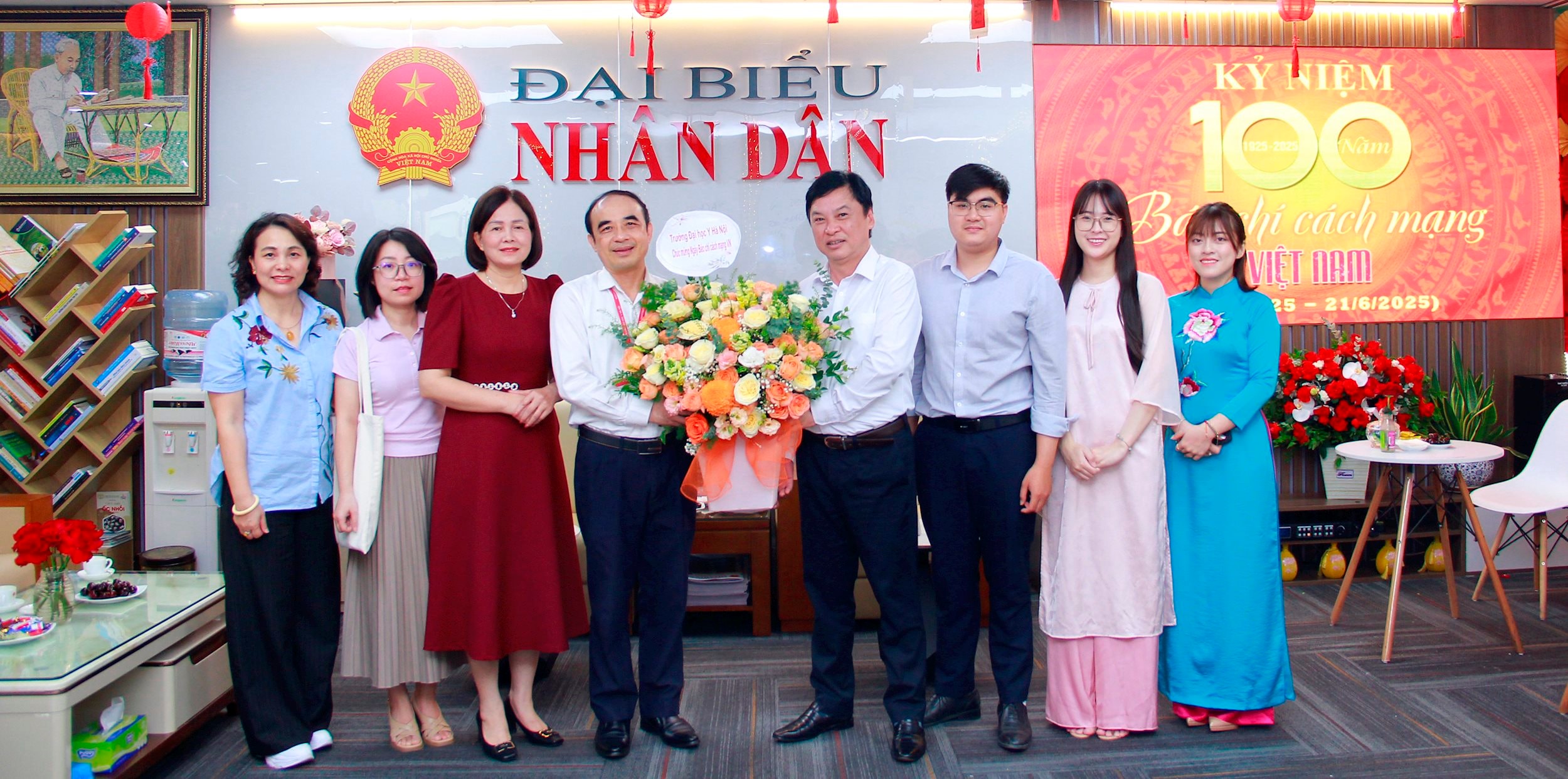 Hiệu trưởng Trường Đại học Y Hà Nội GS.TS Nguyễn Hữu Tú thay mặt Trường Đại học Y Hà Nội chúc mừng Báo ĐBND nhân ngày 21:6