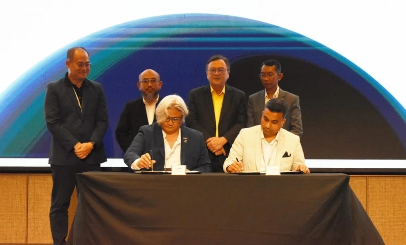 Sudarnoto (left) and Arun sign the MoU. (Photo: the borneopost)