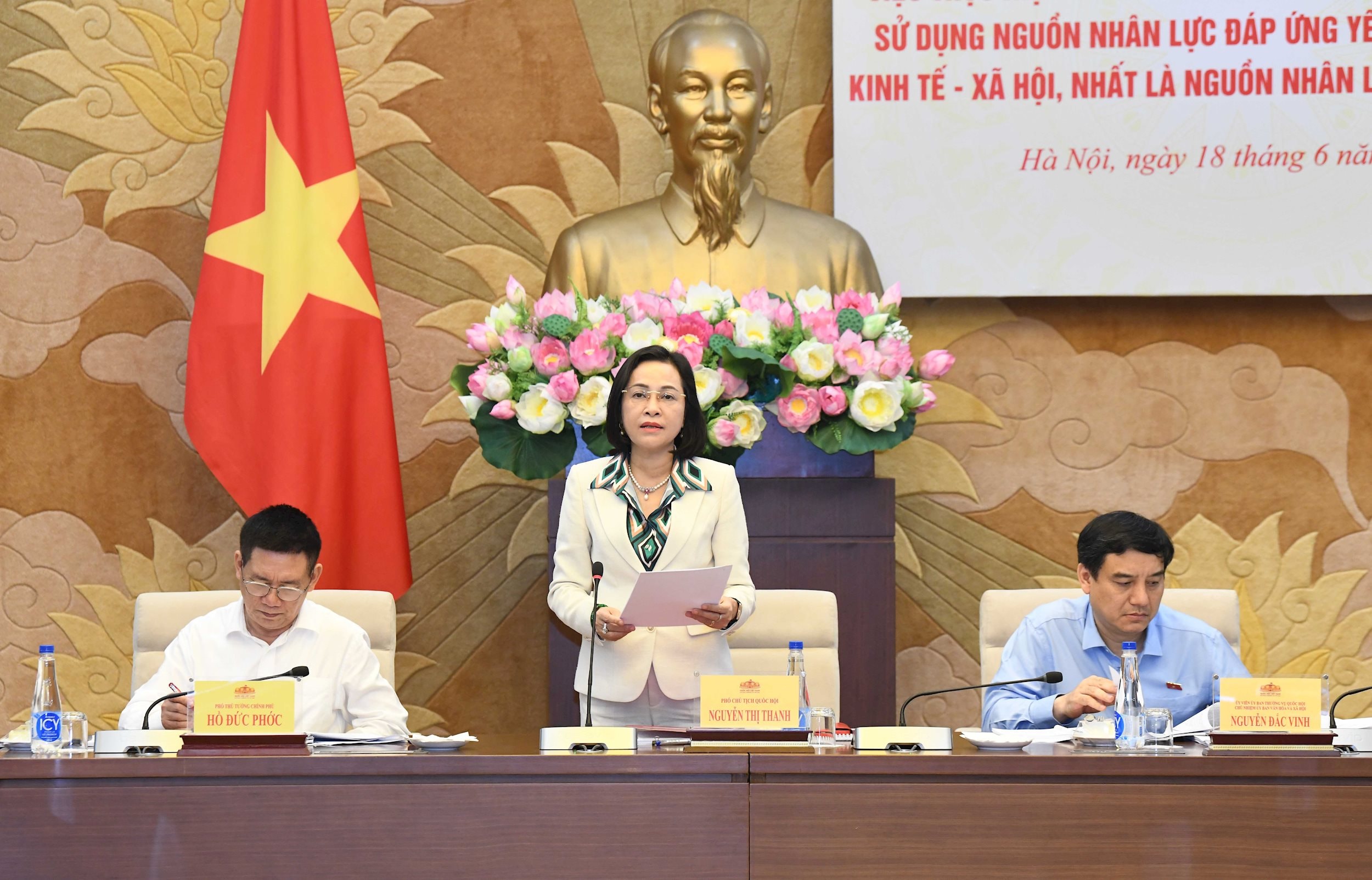 Phó chủ tịch QH Nguyễn Thị Thanh phát biểu.1