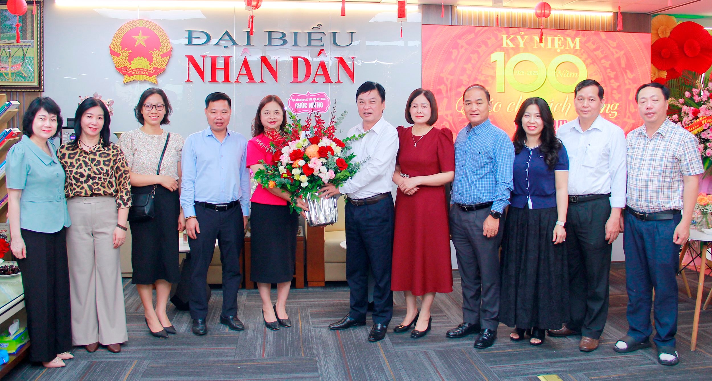 Phó Cục trưởng Cục Văn hóa Dân tộc Việt Nam Nguyễn Thị Hải Nhung thay mặt Vụ chúc mừng Báo ĐBND nhân ngày 21:6