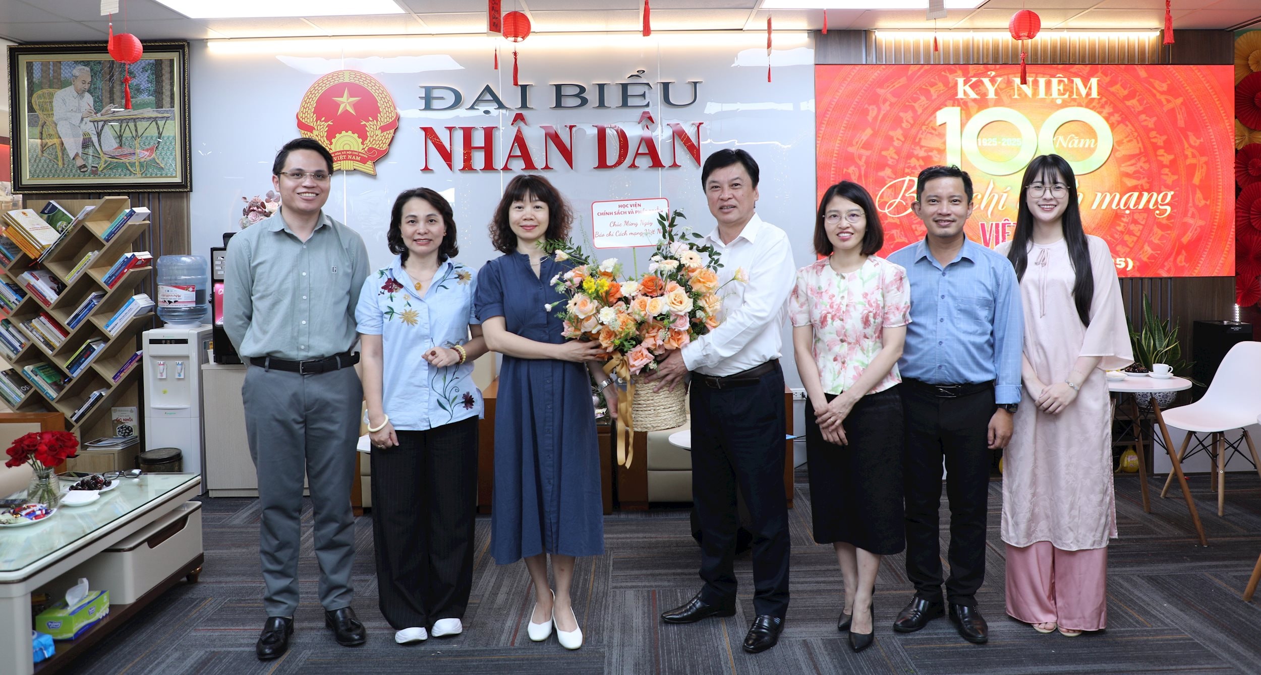 Phó Giám đốc Học viện Chính sách và Phát triển Nguyễn Thị Hạnh Vân cùng cán bộ, lãnh đạo chúc mừng Báo ĐBND nhân Ngày Báo chí Cách mạng Việt Nam