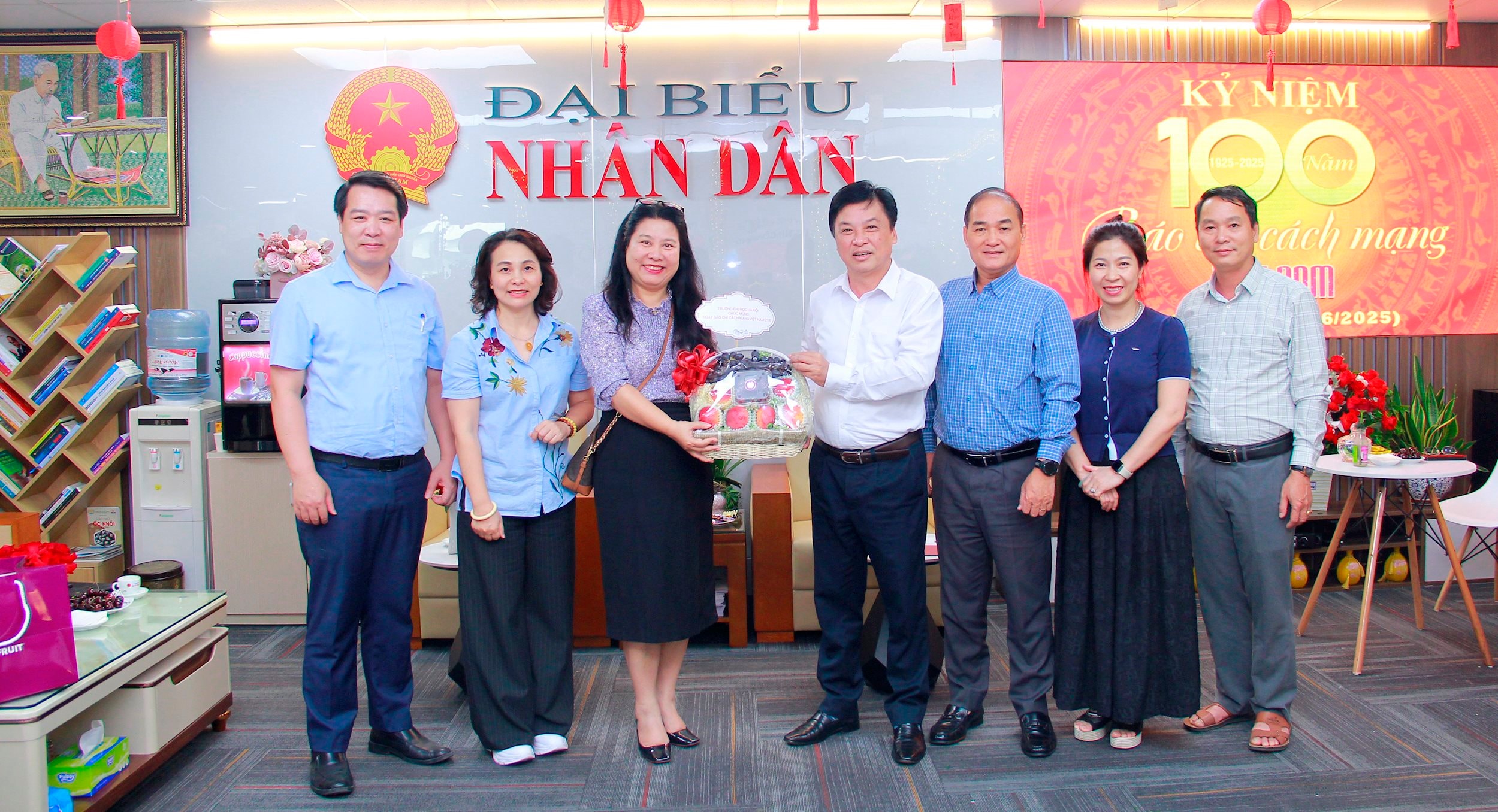 Phó Hiệu trưởng Trường Đại học Hà Nội Nguyễn Thị Cúc Phương cùng cán bộ Trường Đại học Hà Nội chúc mừng Báo ĐBND nhân ngày 21:6