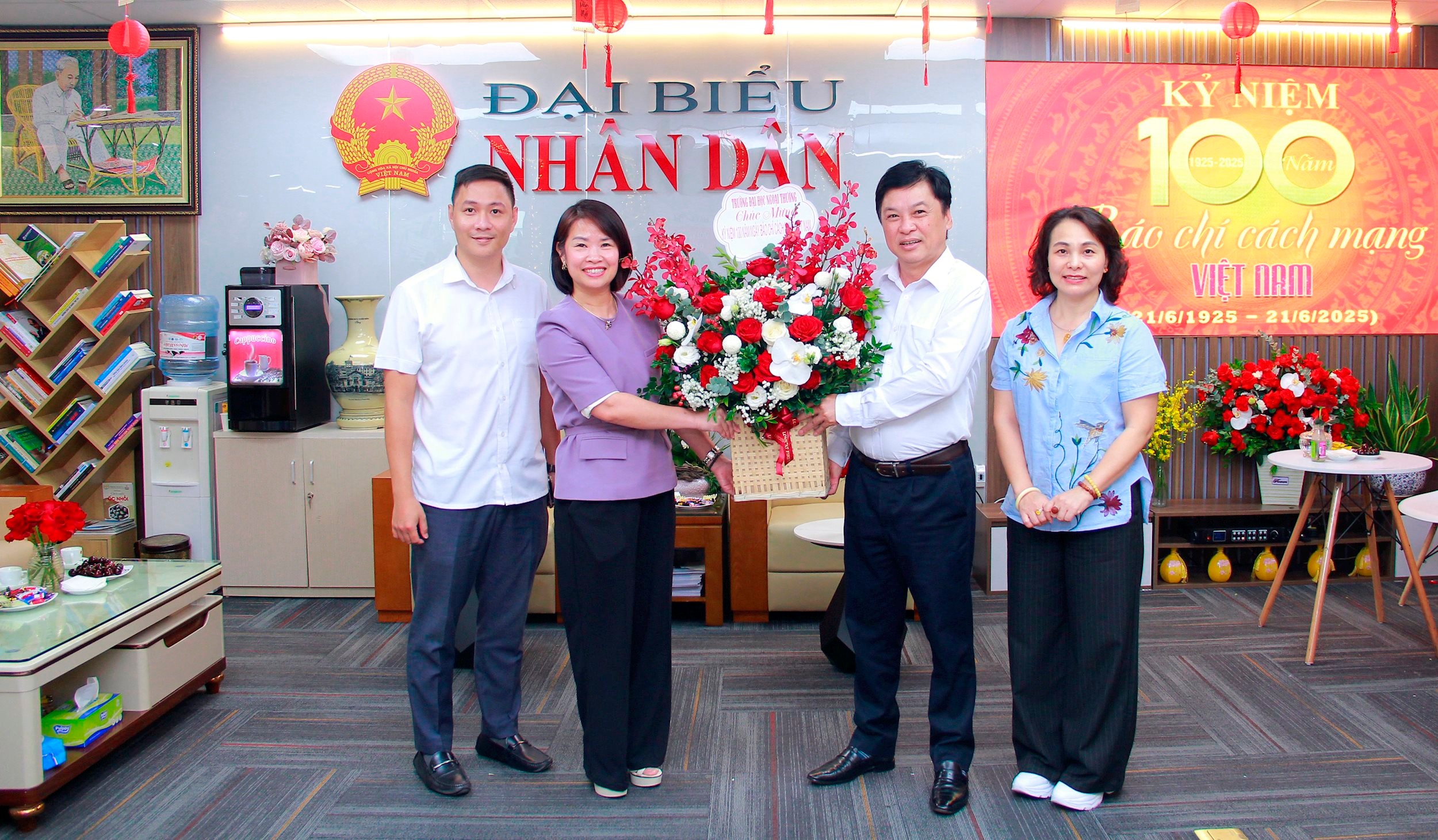 Phó hiệu trưởng Trường Đại học Ngoại Thương PGS.TS Vũ Thị Hiền thay mặt lãnh đạo nhà trường chúc mừng Báo BBND nhân Ngày Báo chí Cách mạng Việt Nam