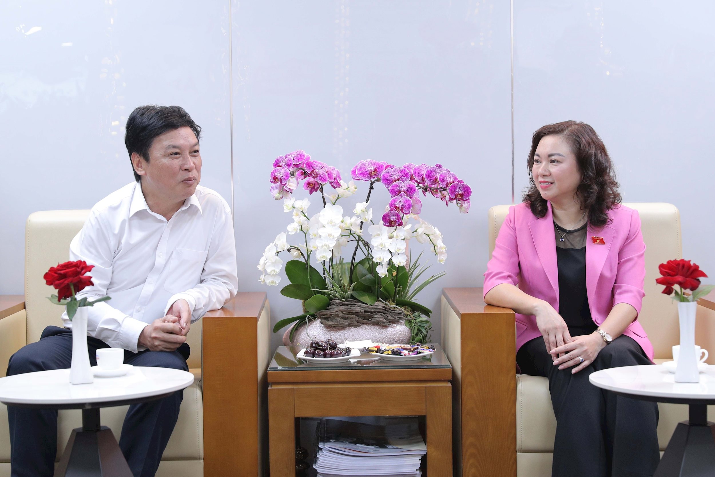Phó Tổng Biên tập báo DBND Lê Thanh Kim tiếp Phó Trưởng Đoàn chuyên trách phụ trách Đoàn đại biểu Quốc hội tỉnh Hòa Bình Đặng Bích Ngọc