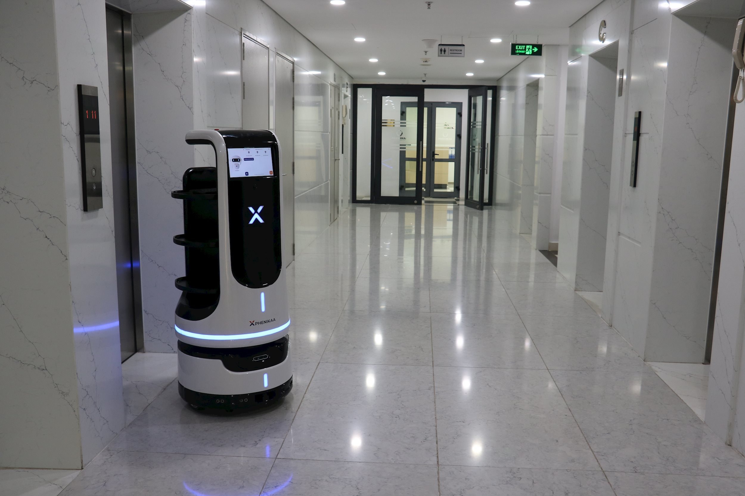 Robot trợ lý có thể giao tiếp với thang máy, cửa thông minh