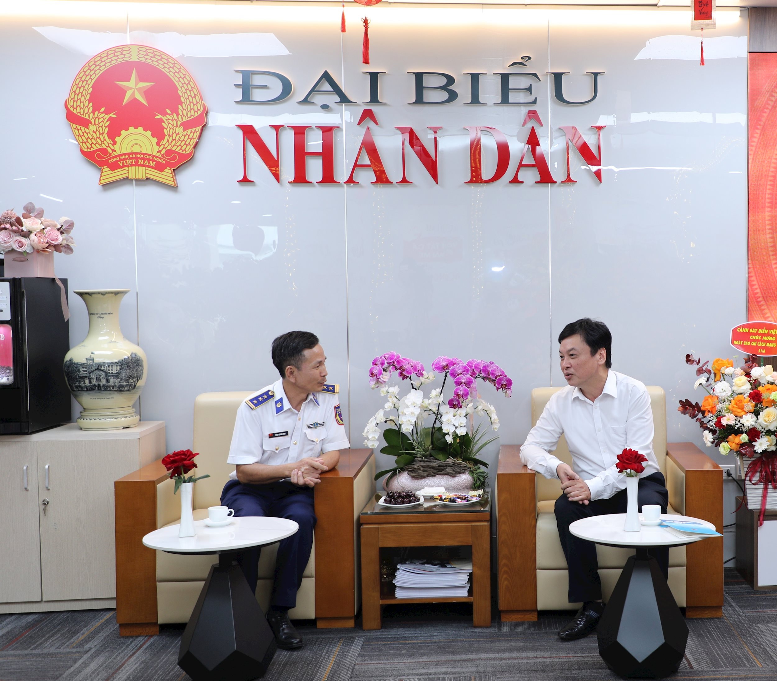 Thượng tá Phạm Quảng Vinh, Trưởng phòng Tuyên huấn Cục Chính trị Cảnh sát biển Việt Nam đề nghị Báo ĐBND quan tâm đẩy mạnh tuyên truyền hơn nữa đến những hoạt động của Cảnh sát Biển Việt Nam trong thời gian tới
