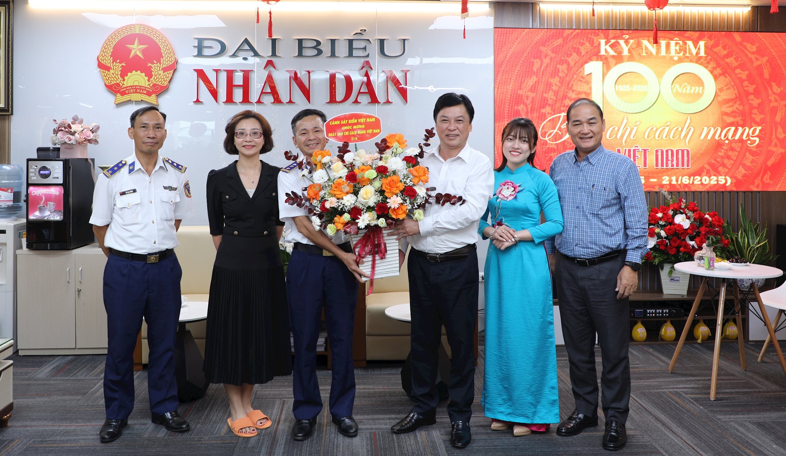 Thượng tá Phạm Quảng Vinh, Trưởng phòng Tuyên huấn Cục Chính trị Cảnh sát biển Việt Nam chúc mừng Báo ĐBDN nhân ngày 21/6