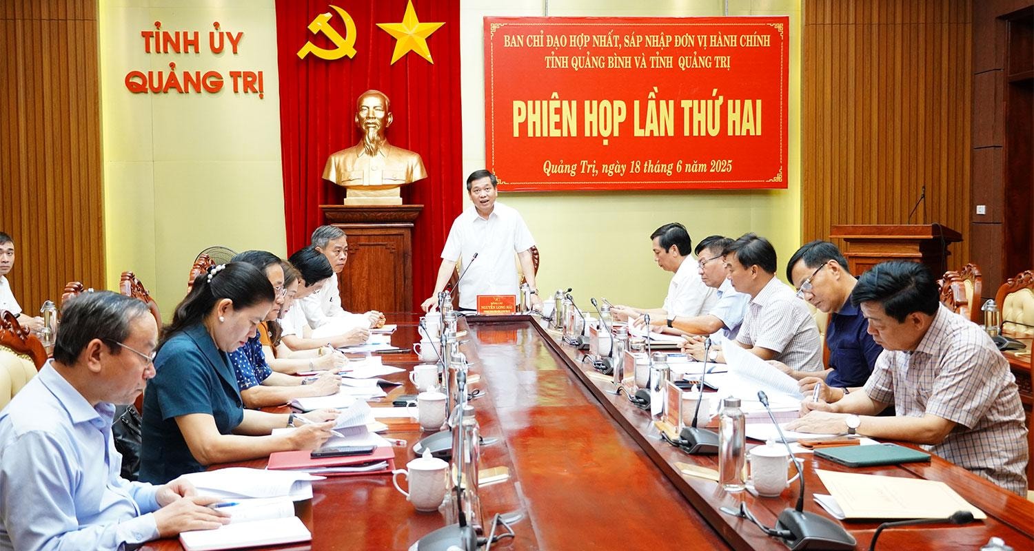 Ban Chỉ đạo hợp nhất, sáp nhập đơn vị hành chính tỉnh Quảng Trị và tỉnh Quảng Bình đã tổ chức phiên họp lần thứ 2 theo hình thức trực tuyến nhằm thảo luận, cho ý kiến về một số nội dung có tính chất then chốt, quyết định trực tiếp đến tiến trình hợp nhất, sáp nhập và vận hành bộ máy chính quyền mới. (Ảnh chụp tại đầu cầu Quảng Trị)