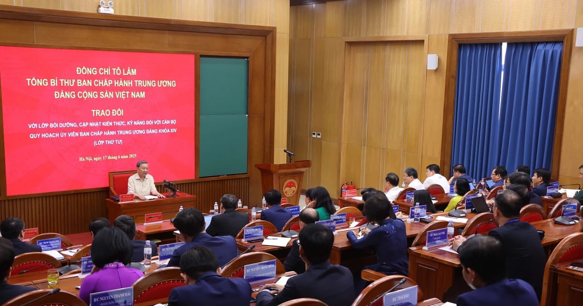Party General Secretary To Lam talks to planned personnel groomed for membership of the 14th Party Central Committee on June 17. (Photo: VNA)
