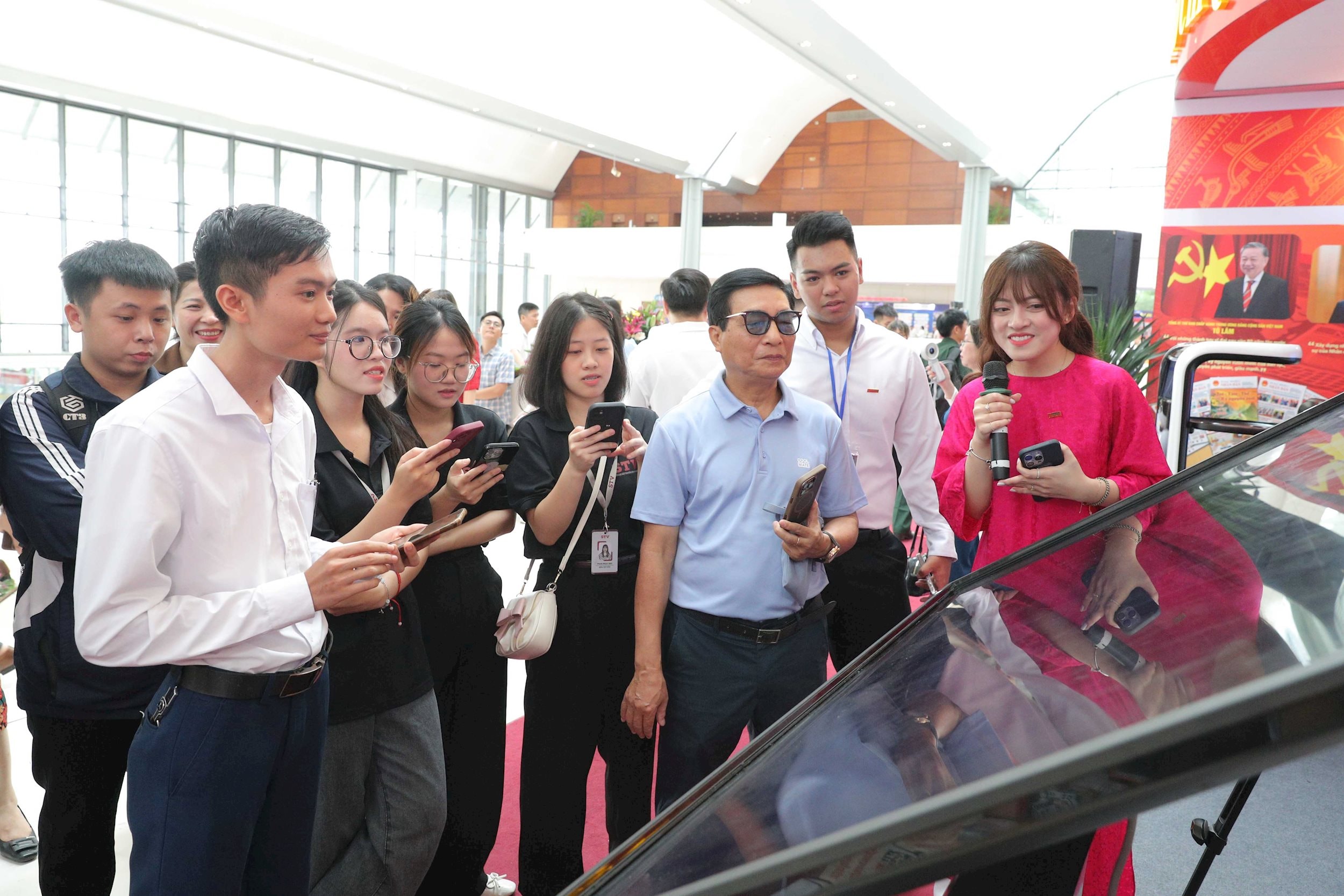 các đại biểu tham quan gian báo Đại biểu nhân đân