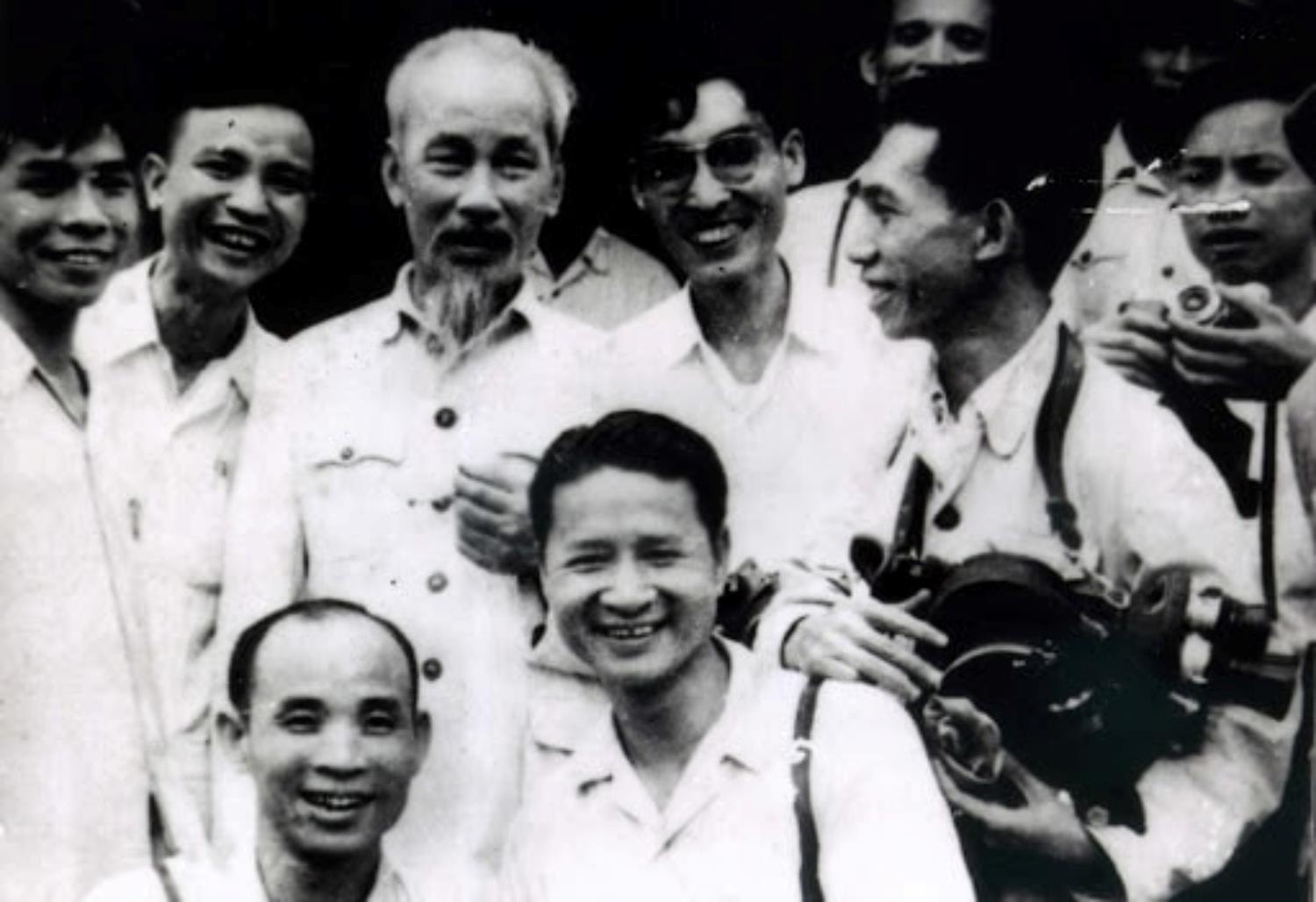 Bác Hồ và các nhà báo tại Đại hội lần thứ II, Hội Nhà báo Việt Nam, ngày 16/4/1959. Ảnh tư liệu