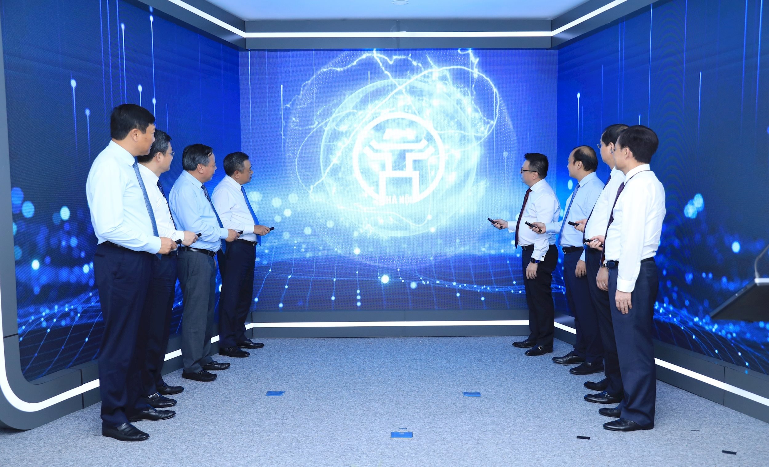 Đại biểu lãnh đạo các cơ quan Trung ương và thành phố Hà Nội thực hiện nghi thức khai trương Trung tâm Báo chí Thủ đô Hà Nội