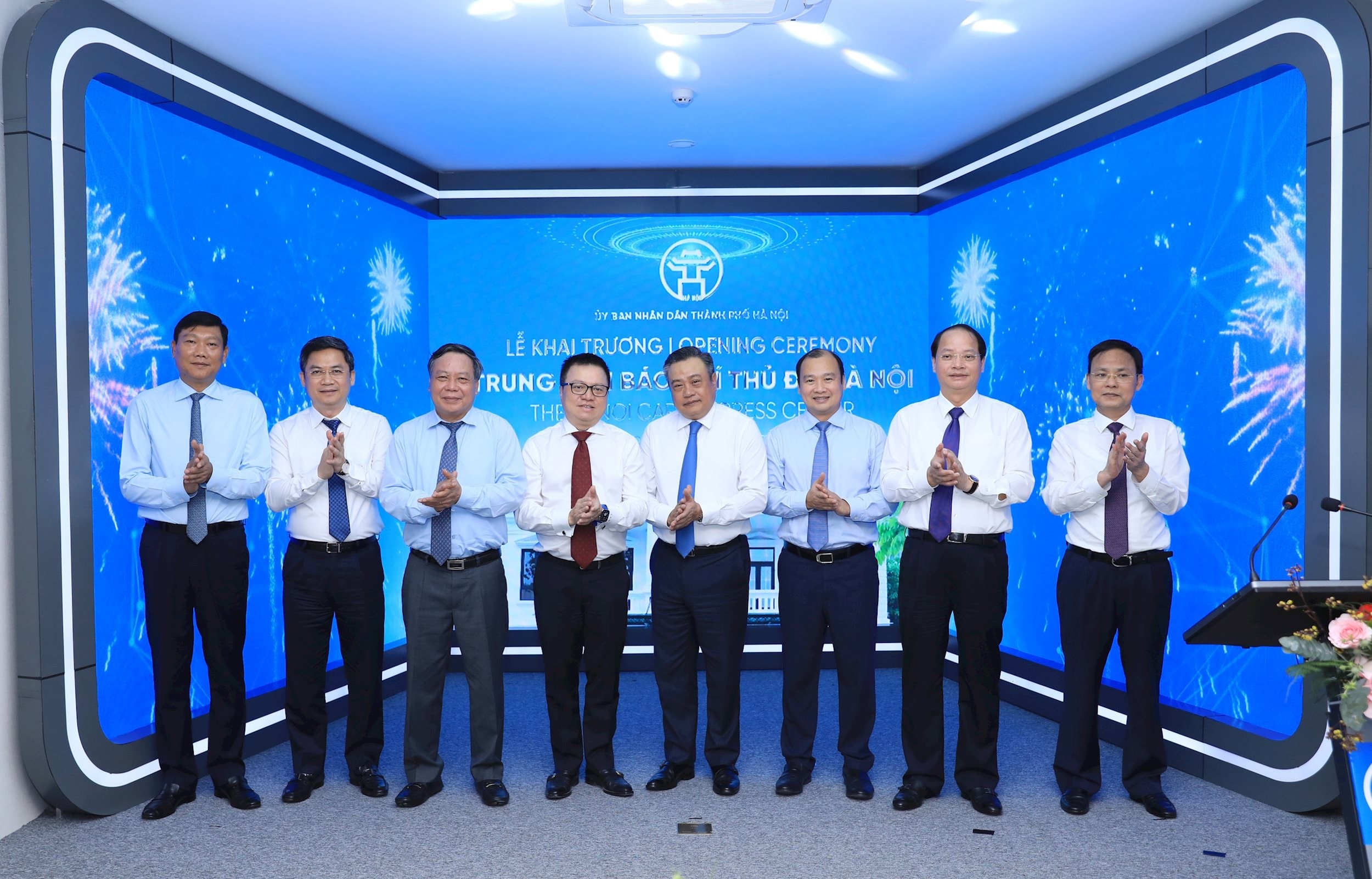 Đại biểu lãnh đạo các cơ quan Trung ương và thành phố Hà Nội chụp ảnh lưu niệm sau nghi thức khai trương Trung tâm Báo chí Thủ đô