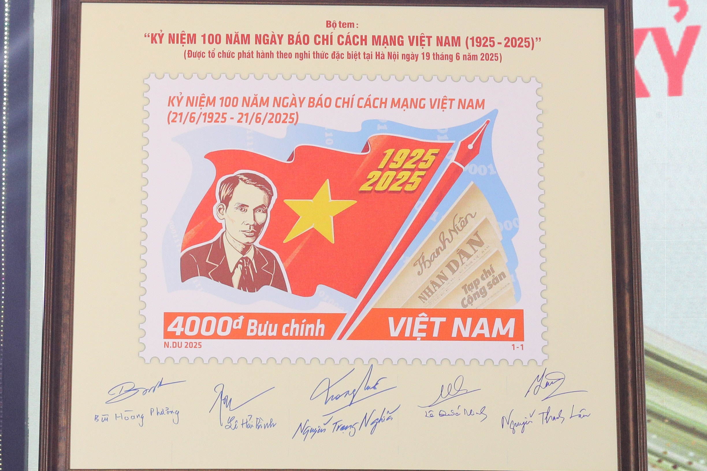 Các lãnh đạo ký kỷ niệm phát hành tem