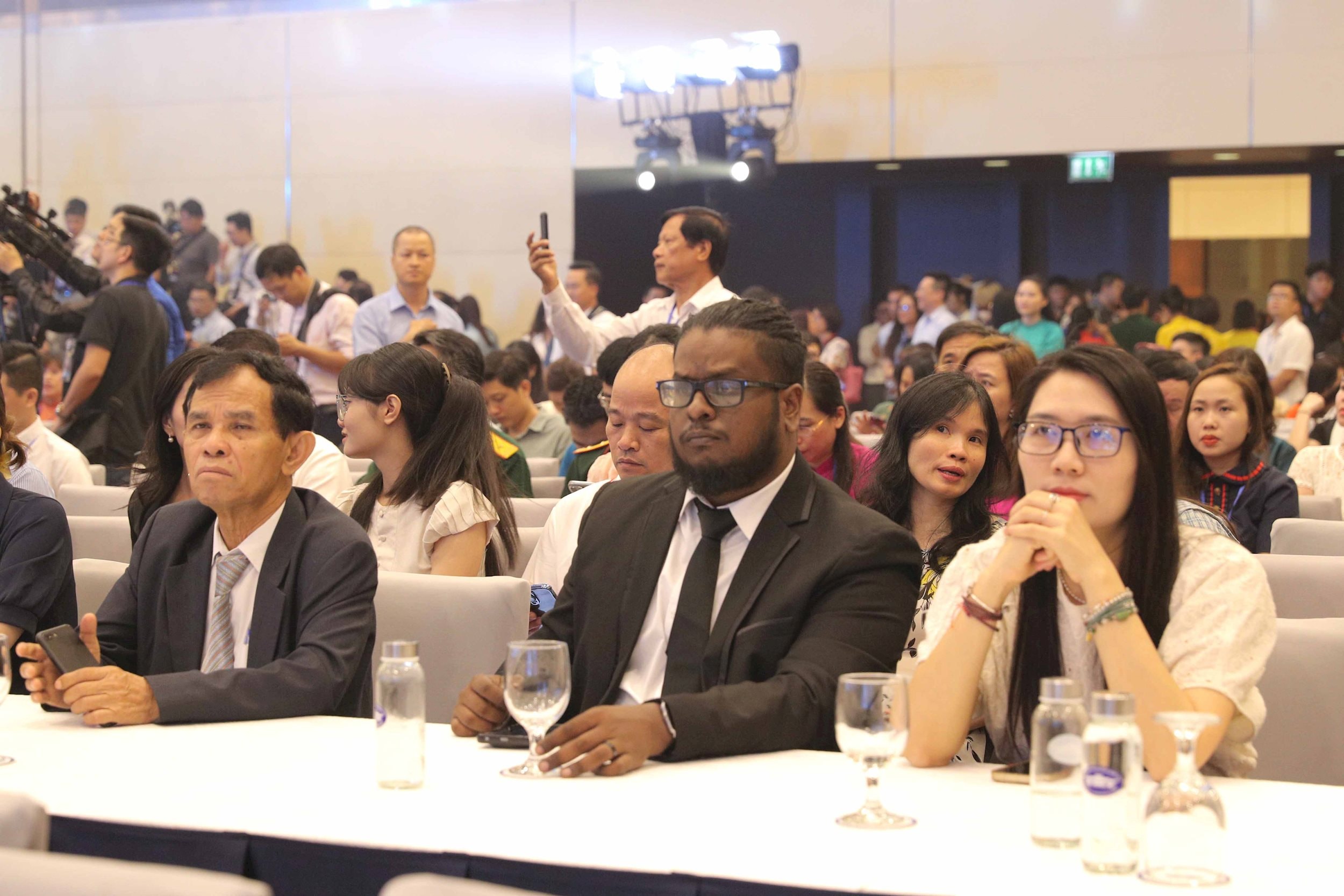 Các nhà báo quốc tế