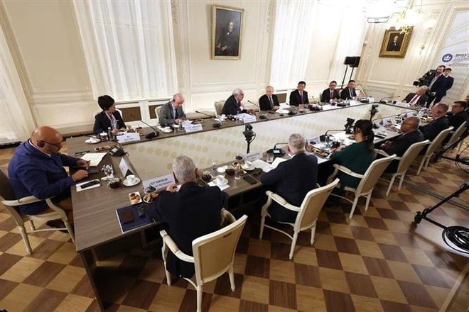 The meeting between Russian President Vladimir Putin and heads of news agencies from the Organisation of Asia-Pacific News Agencies and world's major news agencies. (Photo: VNA) vna-potal-tong-thong-lien-bang-nga-vladimir-putin-tra-loi-phong-van-tong-giam-doc-8101334.jpg