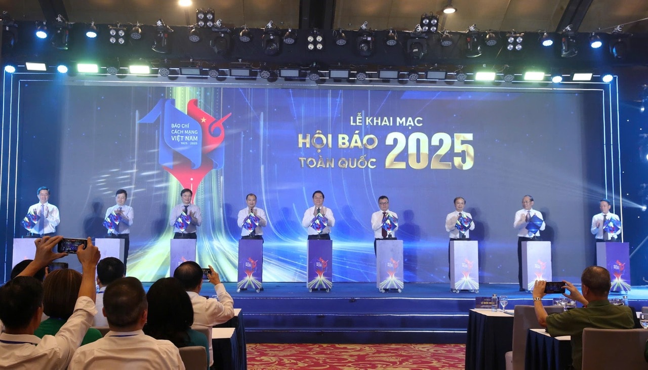 Đại biểu bấm nút khai mạc Hội báo toàn quốc 2025