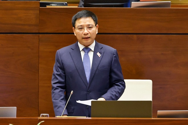 Minister of Finance Nguyen Van Thang takes the centre first at the Q&A session on June 19. (Photo: VNA) vna-potal-quoc-hoi-chat-van-nhom-van-de-thuoc-linh-vuc-tai-chinh-8100076.jpg