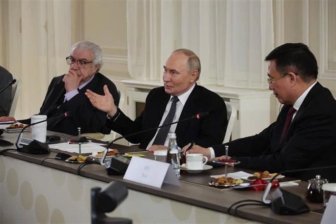 Russian President Vladimir Putin answers questions from heads of news agencies from the Organisation of Asia-Pacific News Agencies (OANA) at the meeting (Photo: VNA) vna-potal-tong-thong-lien-bang-nga-vladimir-putin-tra-loi-phong-van-tong-giam-doc-8101297.jpg
